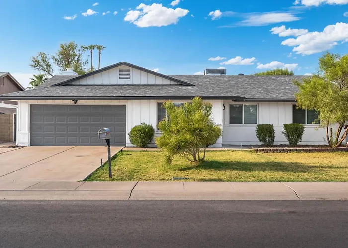 Holiday home 3bd Pool Hot Tub Garage Full Kitchen Asu Tempe